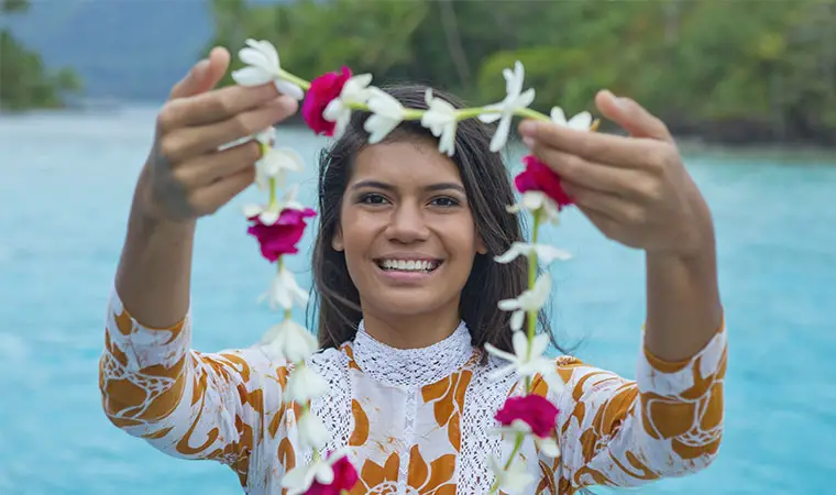 Collares de flores de tiaré hechos en Tahití